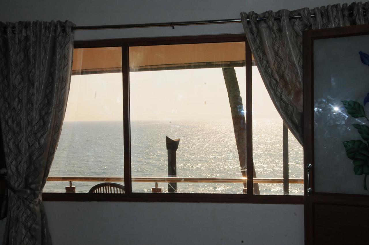 Black Beach Resort Varkala Bagian luar foto