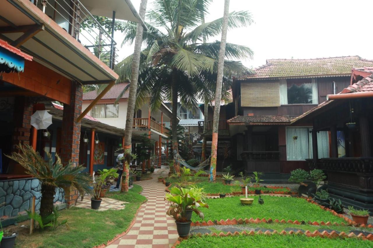 Black Beach Resort Varkala Bagian luar foto